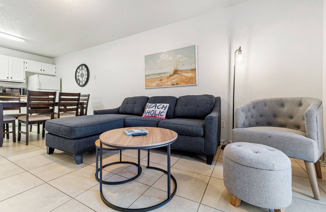 2BR, Pet Friendly, Patio & Fenced Yard, Near Pensacola & Navarre Beaches