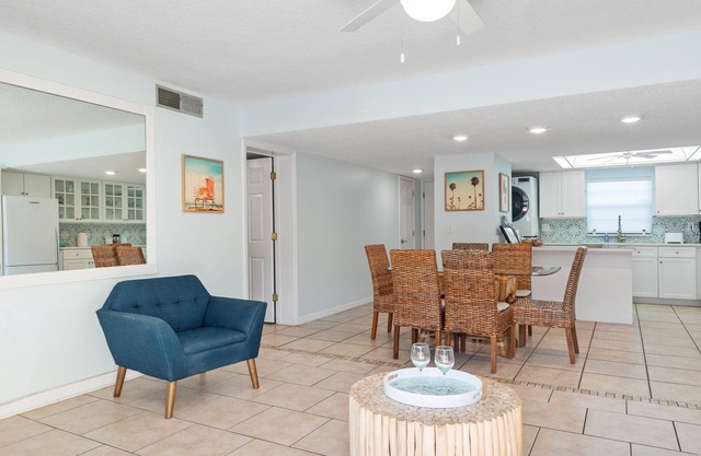 2BR Sleeps 6 Beachfront Condo Poolfront BBQ Steps to Beach, the Pier and Dining