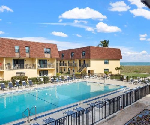 2BR Sleeps 6 Pool BBQ Steps to Beach Pier Downtown