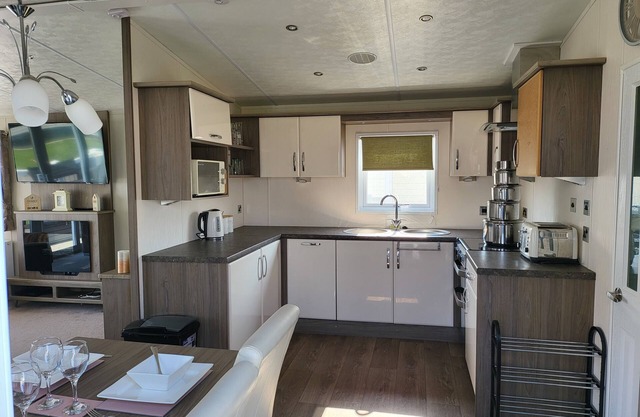 2br-sleeps6-fireplace-parking-patio-seaside