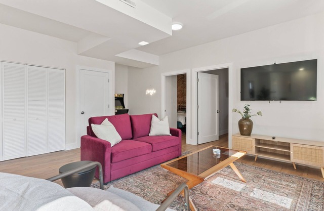 2BR Soulard Apt—Sleeps 10, Golden Tee Arcade Fun