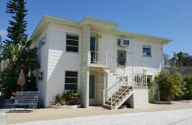 2BR/upstairs unit/south end of Pass-a-Grille