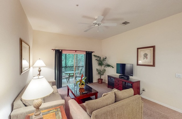 2nd floor condo w/shared pools, basketball court, near theme parks, sauna, gym
