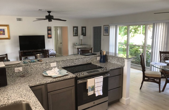 3/2 Beach House Sleeps 6 – Walk to the beach!