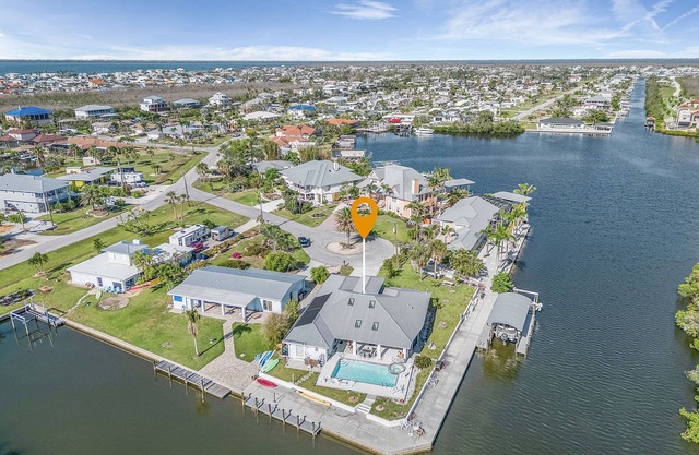 3/2 Heated Pool Home With Endless Water Views!