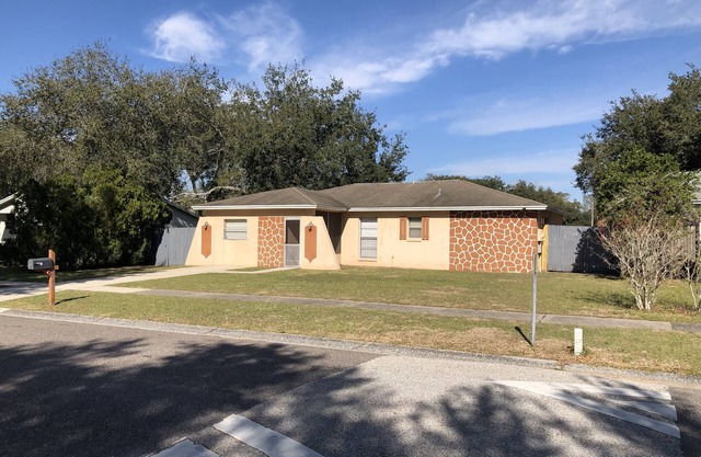 3/2 Modern Valrico Entire Home. Pet-Friendly!