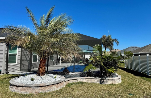 3/2 with a POOL in The Village of Shady Brook!