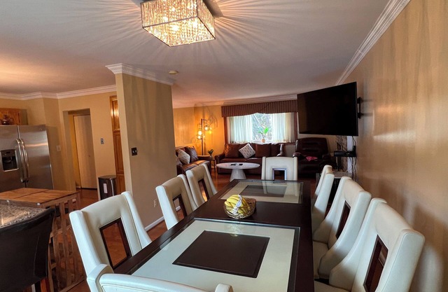 3-B rooms 5 beds & 2 BR Spacious House 1 mile from downtown with 2 free parking.