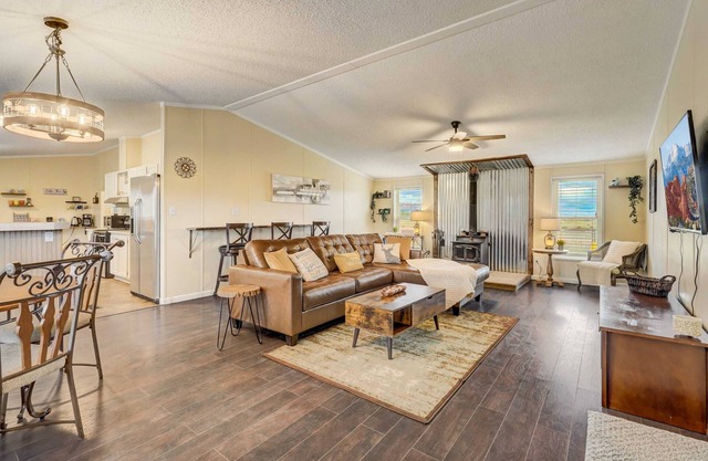 3 BD, Poker, Pool Table, Foosball, Hot tub & more!