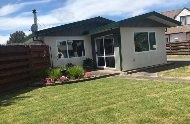 3 bdm pet friendly home in quiet street.No extra charge for cleaning or pets.
