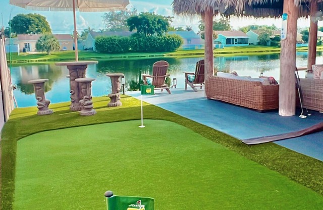 3 BDRM LAKE HOUSE OF BOCA RATON HEATED POOL TIKI HUT AND GOLFING PUTTING GREEN