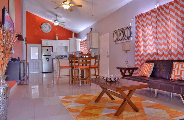 3 bdrm, Pool, Wifi, Netflix,Sleeps 9,Family Friendly,Gated, Quite Neighborhood.