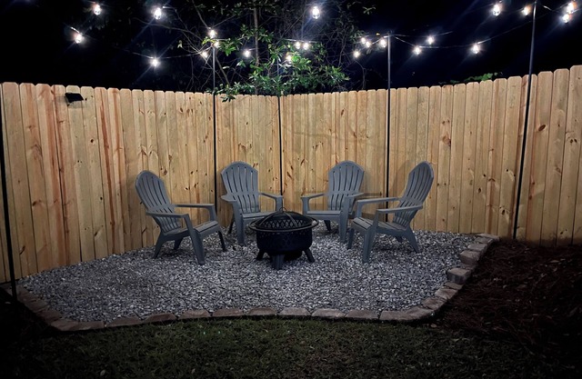 3-bed 2- bath house in Pensacola with sunroom, AC and WiFi. Close to air port.