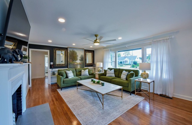 3-bed, 3-bath home - 2 miles from Bryant Denny Stadium. Perfect for football!