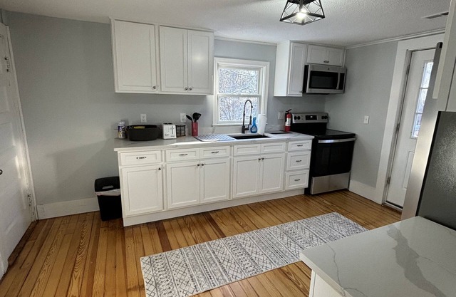 3 Bed Apartment Branford Center!Close to Yale, Tweed Airport, Restaurants/bars!