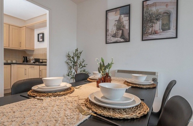 3-Bed Apt near M62, Leeds, with Parking and Wifi,– Ideal for 6 Contractors