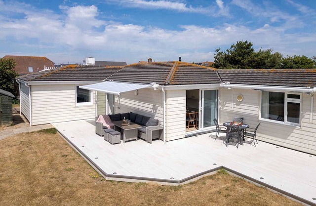 3-Bed Beach Bungalow & Garden, 150m to Sea