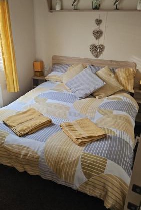 3 Bed Caravan - Sleeps 6 - Pets - Parking - Wifi