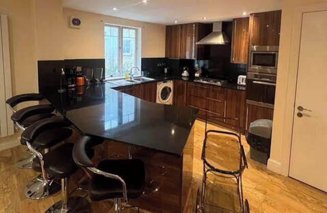 3-Bed Central Apartment - Sleeps 8 & Free Parking