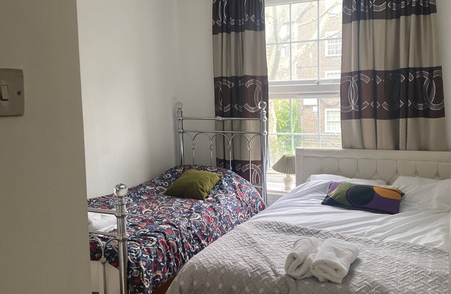 3 Bed Flat - Sleeps 6 - Parking - Wifi