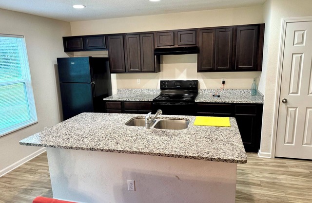 3 Bed Home 5 Mins to JAX Airport & Zoo