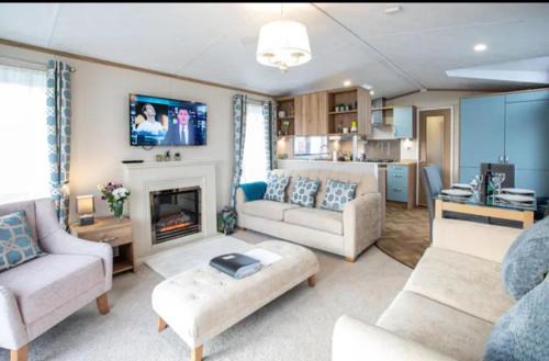 3-Bed Lodge Sleeps 6 -Hot tub -Resort Access