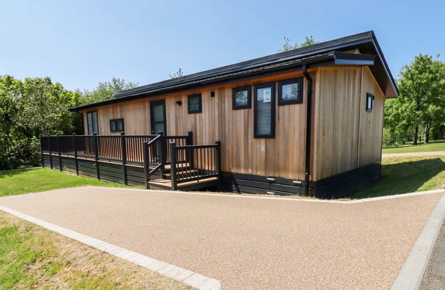 3 BED PLATINUM LODGE AT HENGAR, with pool in St Breward