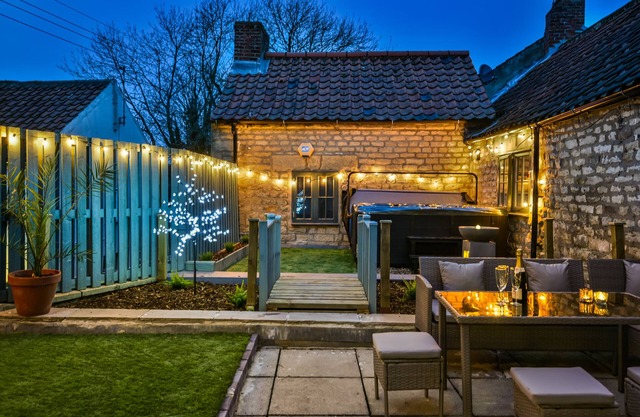 3 Bed - Sleeps 12, Garden Rooftop & Hot Tub