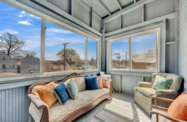 3 Bed Vintage Condo In Chicagolands Trendy Berwyn 3 Bedroom Condo by AllSet Turnover