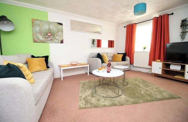 3 Bed with Free Parking - Merriotts 1 by Tŷ SA