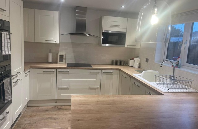 3 bedrm house/free parking/garden/15 walk 2 beach
