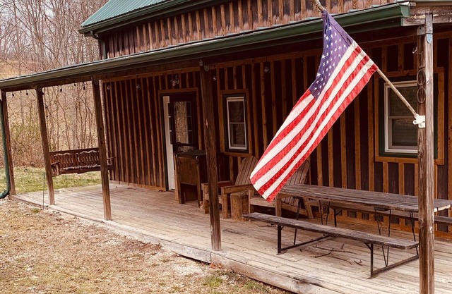 3 bedroom 1 full bath cabin 10 minutes from Cave Run Lake