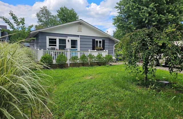 3 bedroom 2 bath Cottage with Pellet stove in Vibrant New Paltz