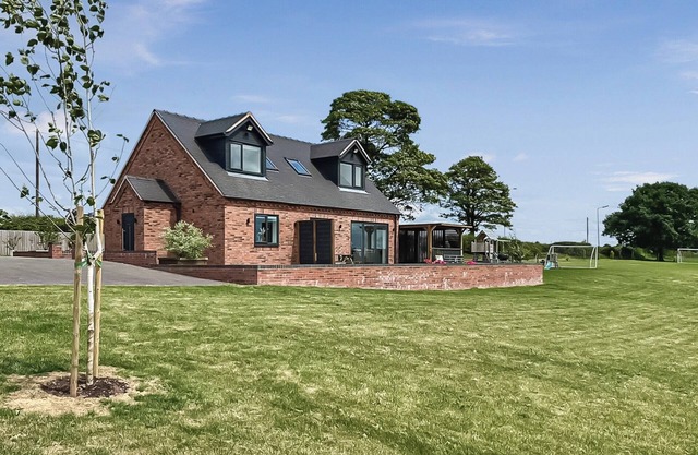 3 bedroom accommodation in Kingsley Moor, near Stoke-on-Trent