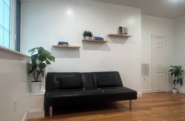 3-bedroom apartment with AC in Great Neck