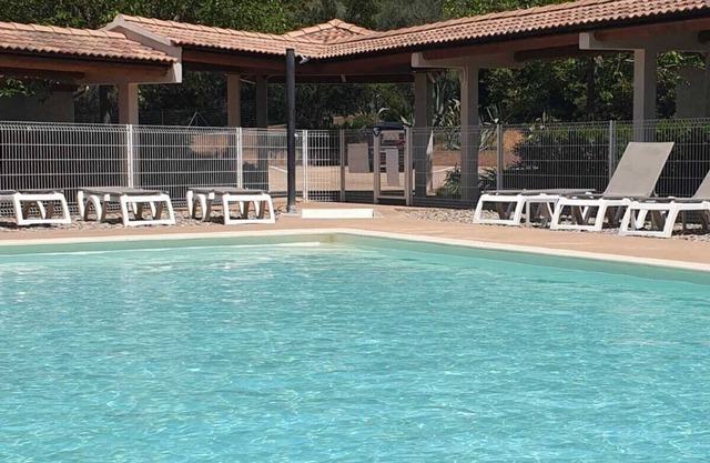 3 bedroom apartment with swimming pool 3km from St Florent