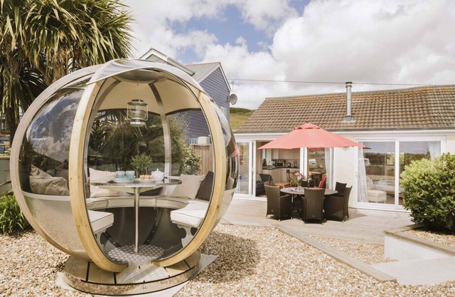 3 Bedroom Beachside Property with Glass Pod!