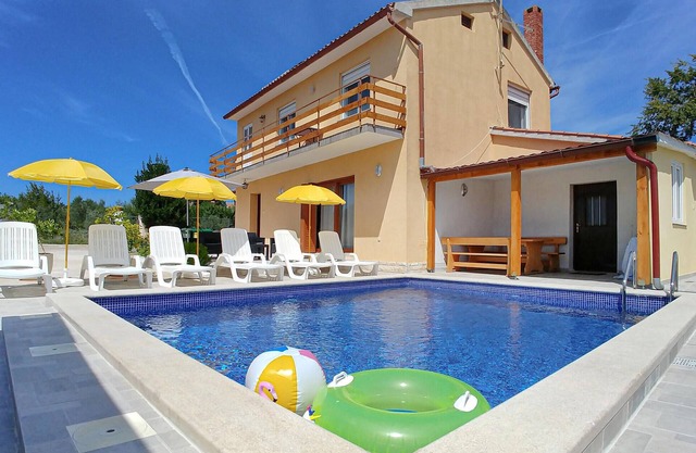 3 bedroom beautiful home in Muntic