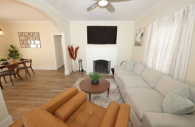 3-bedroom bungalow in lovely downtown Sacramento with WiFi, AC. Fenced backyard