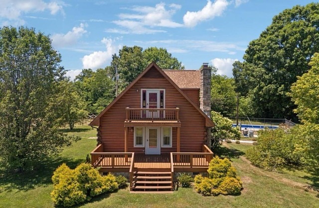 3-bedroom cabin in peaceful Lascassas with AC