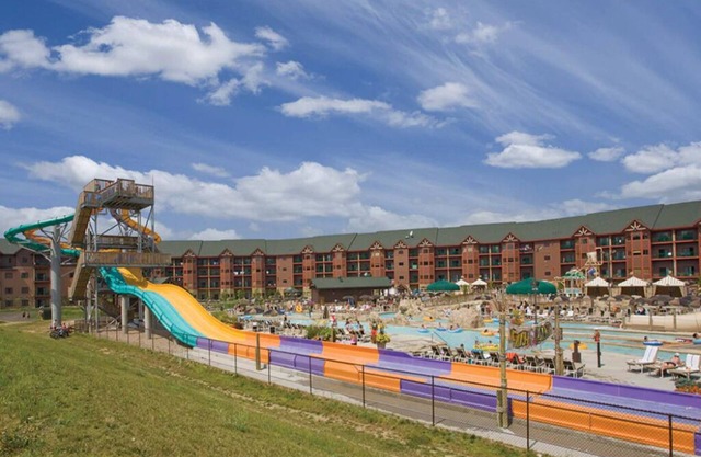 3 Bedroom Deluxe Condo, Sleeps 10, Waterpark Passes, Glacier Canyon Resort!