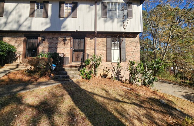 3 Bedroom Duplex in Quiet Neighborhood!