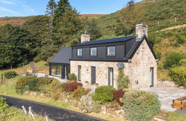 3-bedroom, fully furnished and newly refurbished house, with panoramic views over the Moray Firth.