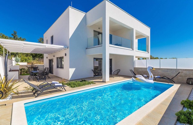 3 bedroom gorgeous home in Linardici