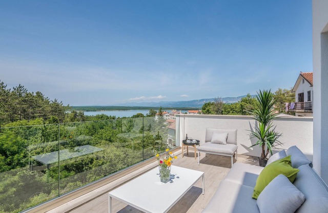 3 bedroom gorgeous home in Klimno