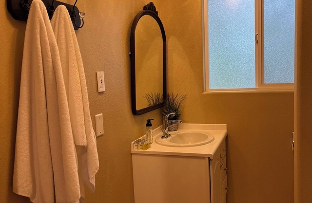 3-bedroom Guest Suite in tranquil Eatonville with hot tub!