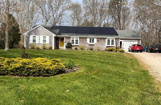 3 Bedroom Home 1.5 mile to beaches, downtown Falmouth & 3 miles to golf