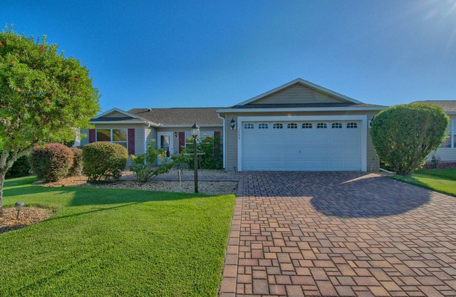 3 BEDROOM HOME GREAT LOCATION 4 SEAT GAS CART NEAR LAKE SUMTER LANDING