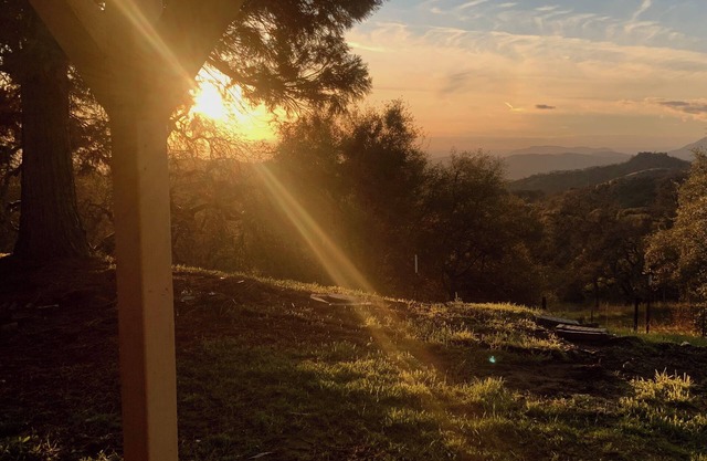 3-bedroom house, beautiful sunset, in Yokuts Valley with WiFi, AC. Pet-Friendly