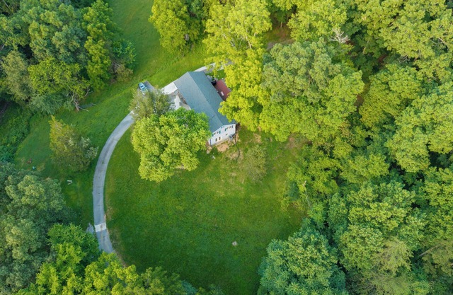 3-bedroom house in charming Knoxville, .4 miles from the lake. Close to UT!